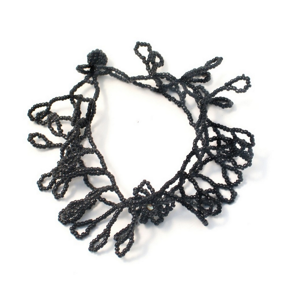 Bracelet glass blk lace leaf effect