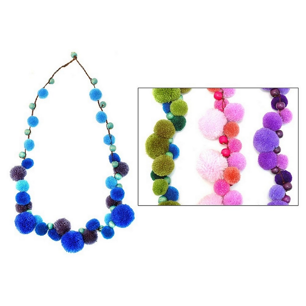 Bead string necklace wood & 3 tone pompom graduated