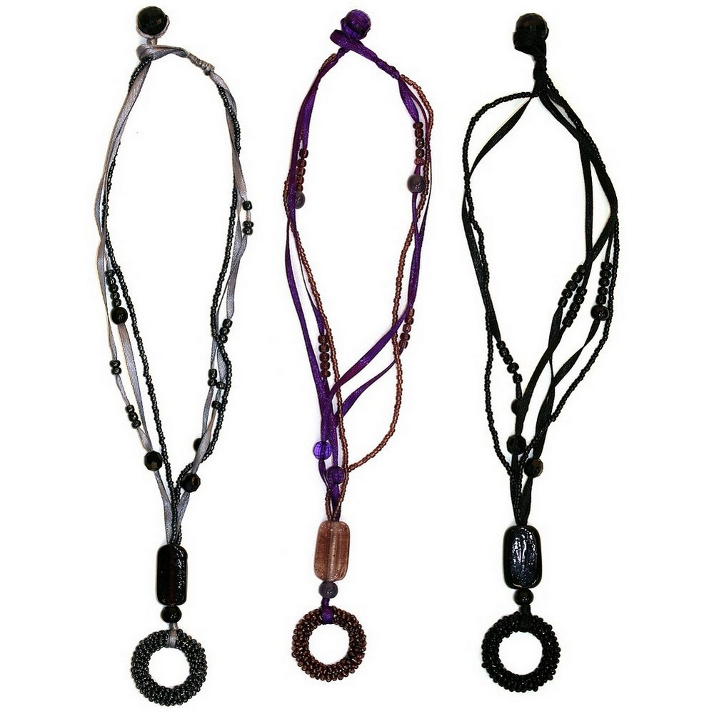 Necklace with a pendant glass 3 strand round ring