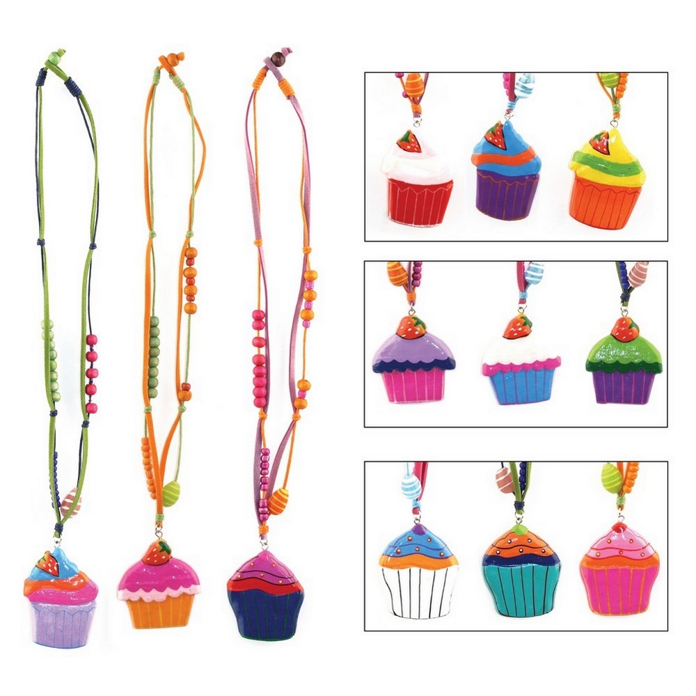 Necklace with a pendant wood & suede cake assortment