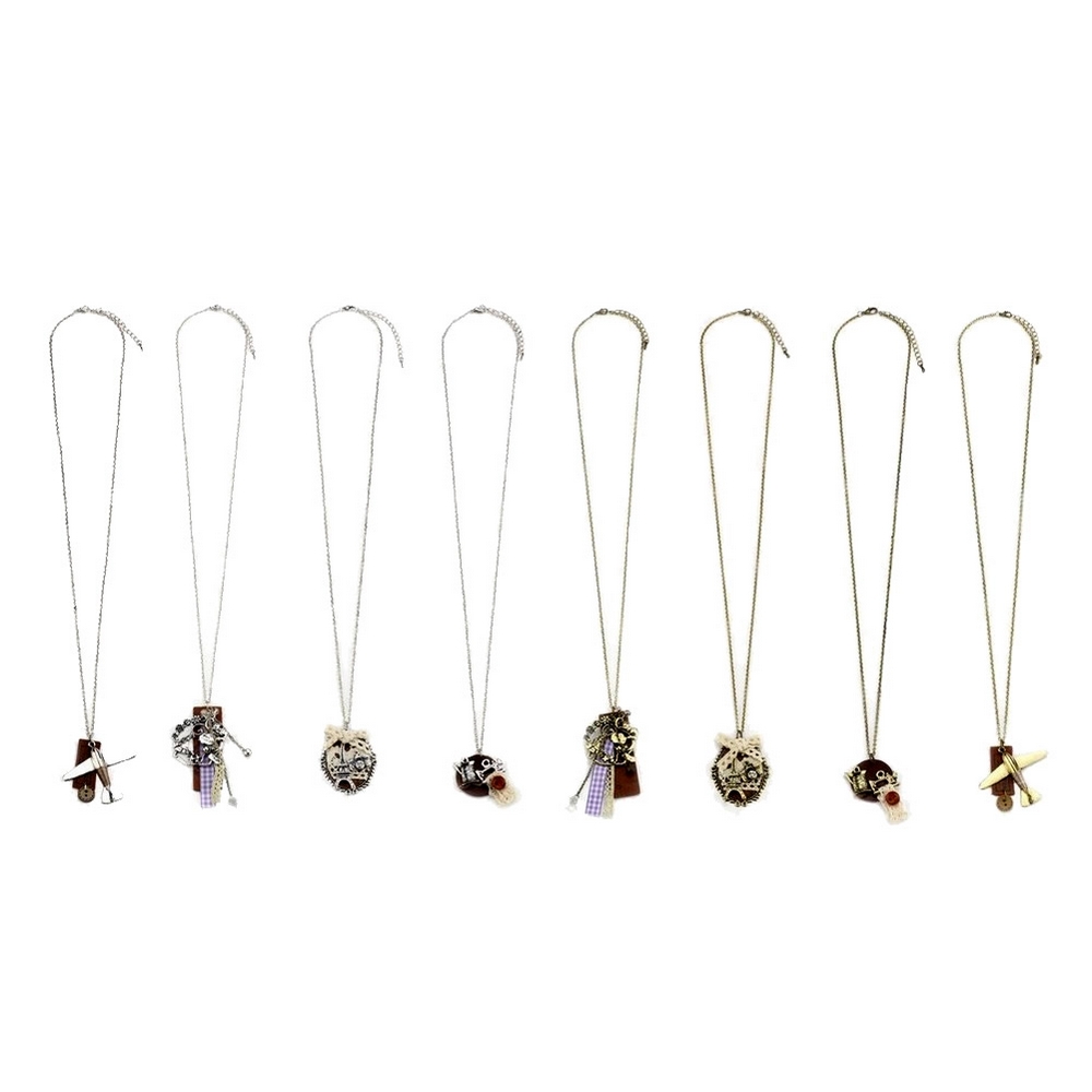 Necklace with a pendant lace vignette